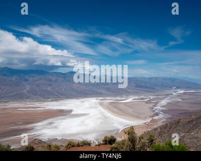Dante's view dans la vallée de la mort Parc National de la vallée et les montagnes environnantes (Panamint) avec un brillant ciel bleu et nuages Banque D'Images