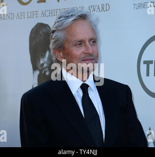 L'acteur Michael Douglas participe à l'American Film Institute Life Achievement Award gala au Théâtre Dolby dans la section Hollywood de Los Angeles le 5 juin 2014. L'actrice Jane Fonda a été honoré avec la 42e AFI Life Achievement Award lors d'un hommage suivi par une vague de célébrités dont Meryl Streep, Felicity Huffman, Melanie Griffith, Sally Field et Eva Longoria. UPI/Jim Ruymen Banque D'Images