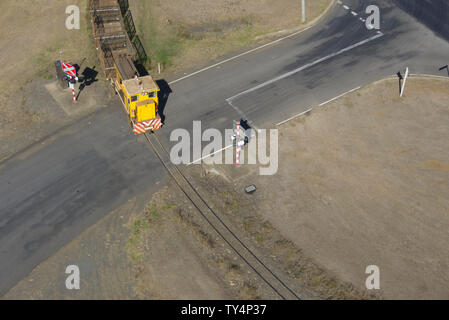 Vue aérienne de cane train vide laissant usine Millaquin Bundaberg Queensland Australie Banque D'Images