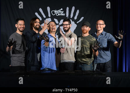 Les membres du groupe de rock américain Linkin Park, Mike Shinoda, Rob Bourdan, Joe Hahn, Brad Delson, Dave Farrell et Chester Bennington (L-R), participer à une cérémonie qui introduit le groupe dans Guitar Center's RockWalk à Hollywood de Los Angeles le 18 juin 2014. UPI/Jim Ruymen Banque D'Images