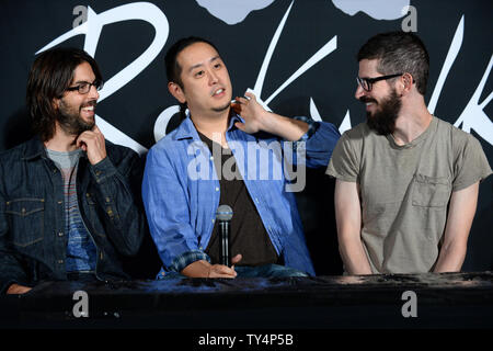 Les membres du groupe de rock américain Linkin Park Rob Bourdan, Joe Hahn et Brad Delson (L-R), participer à une cérémonie qui introduit le groupe dans Guitar Center's RockWalk à Hollywood de Los Angeles le 18 juin 2014. UPI/Jim Ruymen Banque D'Images