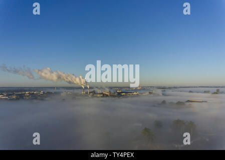 Vue aérienne de l'usine Millaquin & Bundaberg Sugar Refinery à travers le brouillard matinal Australie Queensland Bundaberg Banque D'Images