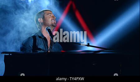 Singer Robin Thicke effectue sur scène, au cours de la 14e édition du Nokia Theater BET Awards à Los Angeles. Vivre à Los Angeles le 29 juin 2014. L'award show met le 50e anniversaire de la Loi des droits civils et de son impact sur l'Amérique. UPI/Jim Ruymen Banque D'Images