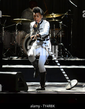 Janelle Monae Singer effectue au Grammy Museum's Jane Ortner Education Award déjeuner au Club Nokia à Los Angeles le 16 juillet 2014. Monae, six fois aux Grammy) a été honorée pour son engagement continu à ''Grammy Museum à l'éducation.'' UPI/Jim Ruymen Banque D'Images