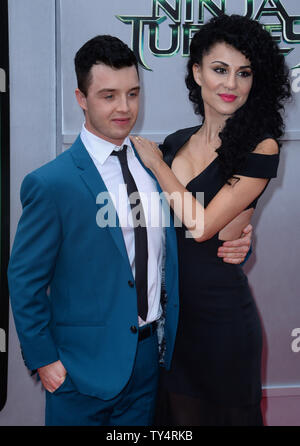 Noel Fisher acteur et actrice Layla Alizada assister à la première de the motion picture fantasy sci-fi 'Teenage Mutant Ninja Turtles' au Regency Village Theatre dans la section de Westwood Los Angeles le 3 août 2014. Scénario : l'obscurité s'est installé dans la ville de New York comme Shredder et son mal Foot Clan ont une main de fer sur tout, de la police pour les politiciens. L'avenir est sombre jusqu'à ce que quatre frères outcast improbable lieu des égouts et découvrir leur destinée comme les tortues , qui doivent travailler avec le journaliste intrépide avril O'Neil et son caméraman Vern Fenwick pour sauver la ville Banque D'Images