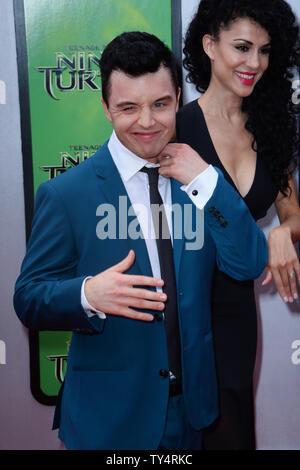 Noel Fisher acteur et actrice Layla Alizada assister à la première de the motion picture fantasy sci-fi 'Teenage Mutant Ninja Turtles' au Regency Village Theatre dans la section de Westwood Los Angeles le 3 août 2014. Scénario : l'obscurité s'est installé dans la ville de New York comme Shredder et son mal Foot Clan ont une main de fer sur tout, de la police pour les politiciens. L'avenir est sombre jusqu'à ce que quatre frères outcast improbable lieu des égouts et découvrir leur destinée comme les tortues , qui doivent travailler avec le journaliste intrépide avril O'Neil et son caméraman Vern Fenwick pour sauver la ville Banque D'Images