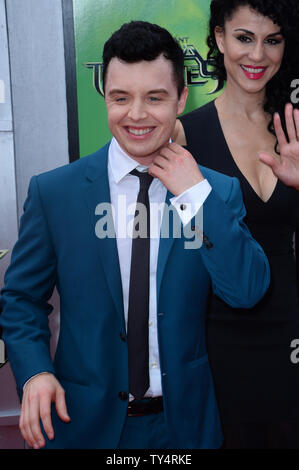 Noel Fisher acteur et actrice Layla Alizada assister à la première de the motion picture fantasy sci-fi 'Teenage Mutant Ninja Turtles' au Regency Village Theatre dans la section de Westwood Los Angeles le 3 août 2014. Scénario : l'obscurité s'est installé dans la ville de New York comme Shredder et son mal Foot Clan ont une main de fer sur tout, de la police pour les politiciens. L'avenir est sombre jusqu'à ce que quatre frères outcast improbable lieu des égouts et découvrir leur destinée comme les tortues , qui doivent travailler avec le journaliste intrépide avril O'Neil et son caméraman Vern Fenwick pour sauver la ville Banque D'Images