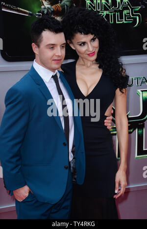 Noel Fisher acteur et actrice Layla Alizada assister à la première de the motion picture fantasy sci-fi 'Teenage Mutant Ninja Turtles' au Regency Village Theatre dans la section de Westwood Los Angeles le 3 août 2014. Scénario : l'obscurité s'est installé dans la ville de New York comme Shredder et son mal Foot Clan ont une main de fer sur tout, de la police pour les politiciens. L'avenir est sombre jusqu'à ce que quatre frères outcast improbable lieu des égouts et découvrir leur destinée comme les tortues , qui doivent travailler avec le journaliste intrépide avril O'Neil et son caméraman Vern Fenwick pour sauver la ville Banque D'Images