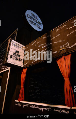 Chapiteau Comedy Store s'allume en hommage à Robins Williams au-dessus de la célèbre place sur West Hollywood's Sunset Strip à Los Angeles le 12 août 2014. Williams a été retrouvé mort dans son comté de Marin, en Californie Accueil le 11 août 2014. Il a été de 63. UPI/Jim Ruymen Banque D'Images