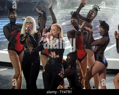 Iggy Azalea (R) et Rita Ora effectuer sur scène au MTV Video Music Awards 2014 au Forum à Inglewood, Californie le 24 août 2014. UPI/Pat Benic Banque D'Images