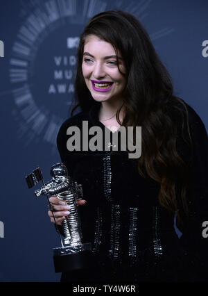 Backstage avec la pose de Lorde award de la meilleure vidéo rock au cours de la 2014 MTV Video Music Awards au Forum à Inglewood, Californie le 24 août 2014. UPI/Jim Ruymen Banque D'Images