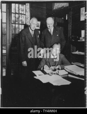 Franklin D. Roosevelt, Farley, et Charles Richard Crane À Warm Springs, en Géorgie ; notes générales : Charles R. Crane (à gauche) et James Farley se tenir derrière RAD qui est la signature d'un document. Banque D'Images