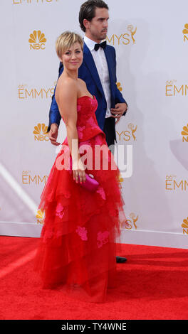 L'actrice Kaley Cuoco-Sweeting et son mari Ryan Sweeting arrive pour les Primetime Emmy Awards au Nokia Theatre de Los Angeles le 25 août 2014. UPI/Jim Ruymen Banque D'Images