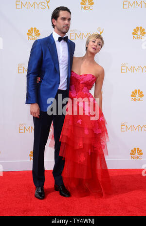 L'actrice Kaley Cuoco-Sweeting et son mari Ryan Sweeting arrive pour les Primetime Emmy Awards au Nokia Theatre de Los Angeles le 25 août 2014. UPI/Jim Ruymen Banque D'Images