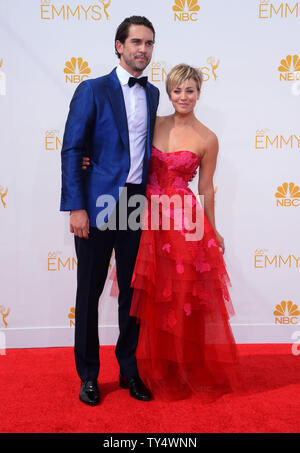 L'actrice Kaley Cuoco-Sweeting et son mari Ryan Sweeting arrive pour les Primetime Emmy Awards au Nokia Theatre de Los Angeles le 25 août 2014. UPI/Jim Ruymen Banque D'Images