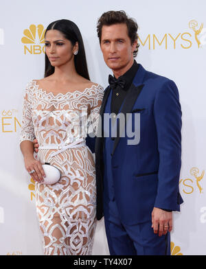 Camila Alves, gauche, et Matthew McConaughey arriver au Primetime Emmy Awards au Nokia Theatre de Los Angeles le 25 août 2014. UPI/Jim Ruymen Banque D'Images