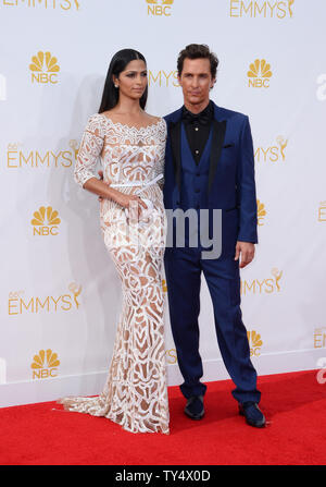 Camila Alves, gauche, et Matthew McConaughey arriver au Primetime Emmy Awards au Nokia Theatre de Los Angeles le 25 août 2014. UPI/Jim Ruymen Banque D'Images