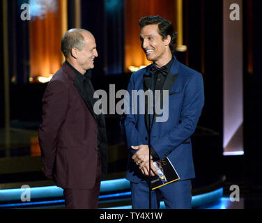 Woody Harrelson, gauche, et Matthew McConaughey présente l'Award for Outstanding principal acteur dans une minisérie ou un film pendant le Primetime Emmy Awards au Nokia Theatre de Los Angeles le 25 août 2014. UPI/Pat Benic Banque D'Images