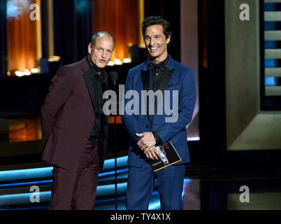 Woody Harrelson, gauche, et Matthew McConaughey présente l'Award for Outstanding principal acteur dans une minisérie ou un film pendant le Primetime Emmy Awards au Nokia Theatre de Los Angeles le 25 août 2014. UPI/Pat Benic Banque D'Images