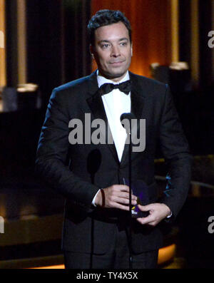 Jimmy Fallon parle sur scène pendant le Primetime Emmy Awards au Nokia Theatre de Los Angeles le 25 août 2014. UPI/Pat Benic Banque D'Images