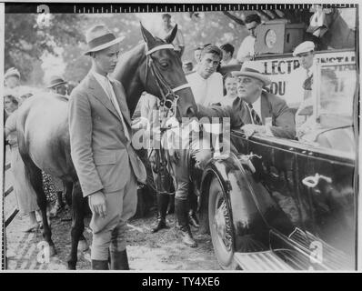 Franklin D. Roosevelt, John, Franklin D. Roosevelt Jr., et Sara Delano Roosevelt à Rhinebeck, N.Y Banque D'Images