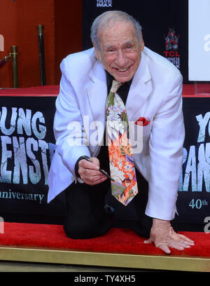 L'acteur et réalisateur Mel Brooks participe à une cérémonie empreinte de main & honorer au théâtre chinois de Grauman dans la section Hollywood de Los Angeles le 8 septembre 2014. Le cinéaste primée portait une prothèse de sixième doigt sur une main pour ajouter un peu plus de charme tout en appuyant sur ses pieds et mains dans le ciment. Les 88 ans, le comédien célèbre le 40e anniversaire de son film nominé aux Oscars, "jeune Frankenstein.' UPI/Jim Ruymen Banque D'Images