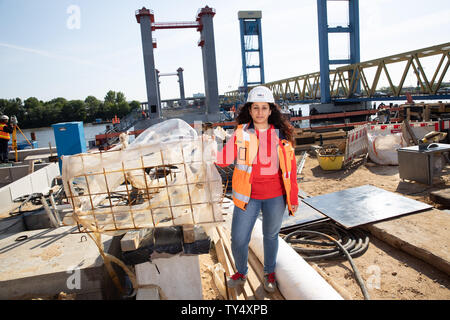 Hambourg, Allemagne. 23 mai, 2019. Lena Muzaini, un ingénieur qui s'est échappé de la Palestine à travailler pour l'Administration portuaire de Hambourg, HPA est debout sur le site de construction pour le nouveau pont levant de Kattwyk dans le port. Obtenir une place sur le marché du travail est un défi pour de nombreux réfugiés. (Dpa 'fui, femme, cherchant du travail') Crédit : Christian Charisius/dpa/Alamy Live News Banque D'Images