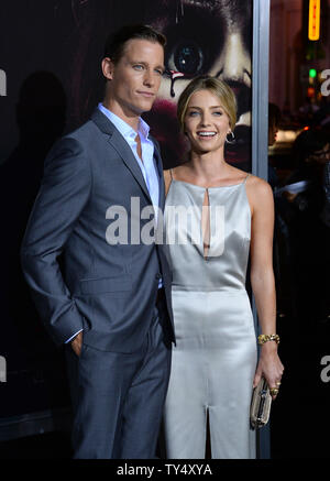 Acteurs Ward Horton (L) et Annabelle Wallis assister à la première de The horror film 'Annabelle' au théâtre chinois de Grauman dans la section Hollywood de Los Angeles le 29 septembre 2014. Scénario : un couple commencent à ressentir les événements surnaturels terrifiants impliquant un vintage doll peu après leur maison est envahie par des sectes sataniques. UPI/Jim Ruymen Banque D'Images