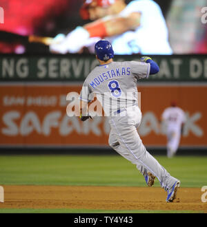 Kansas City Royals' Mike Moustakas frappe un home run dans la 11e manche du jeu 1 de la division de la ligue américaine contre la série Los Angeles Angels au Angel Stadium à Anaheim, Californie le 2 octobre 2014. UPI/Lori Shepler. Banque D'Images