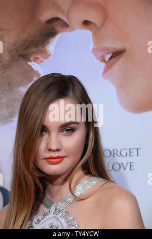 Liana Liberato acteur assiste à la première de the motion picture théâtre romantique 'Le meilleur de moi" du Regal Cinemas L.A. Vivre à Los Angeles le 7 octobre 2014. Scénario : une paire d'anciens high school sweethearts réunir après de nombreuses années à leur retour pour rendre visite à leur petite ville natale. UPI/Jim Ruymen Banque D'Images