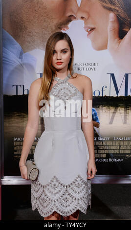 Liana Liberato acteur assiste à la première de the motion picture théâtre romantique 'Le meilleur de moi" du Regal Cinemas L.A. Vivre à Los Angeles le 7 octobre 2014. Scénario : une paire d'anciens high school sweethearts réunir après de nombreuses années à leur retour pour rendre visite à leur petite ville natale. UPI/Jim Ruymen Banque D'Images