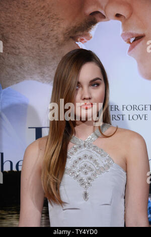 Liana Liberato acteur assiste à la première de the motion picture théâtre romantique 'Le meilleur de moi" du Regal Cinemas L.A. Vivre à Los Angeles le 7 octobre 2014. Scénario : une paire d'anciens high school sweethearts réunir après de nombreuses années à leur retour pour rendre visite à leur petite ville natale. UPI/Jim Ruymen Banque D'Images