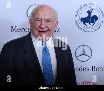 Ed Asner assiste au Carousel of Hope Ball présenté par Mercedes-Benz à l'hôtel Beverly Hilton à Beverly Hills, Californie le 11 octobre 2014. UPI/Jim Ruymen Banque D'Images