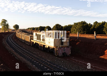 Canne à sucre entièrement chargé train En arrivant à l'usine centrale Isis Childers Queensland Australie Banque D'Images