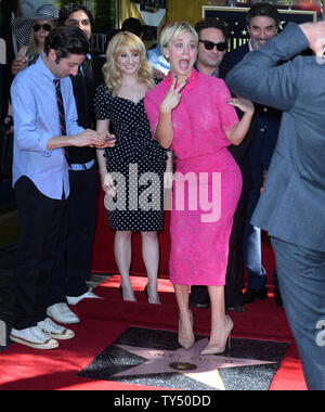 L'actrice Kaley Cuoco (C) avec des jambons 'The Big Bang Theory' acteurs lors d'une cérémonie de dévoilement d'honorer avec le Cuoco 2,532ème étoile sur le Hollywood Walk of Fame à Los Angeles le 29 octobre 2014. UPI/Jim Ruymen Banque D'Images