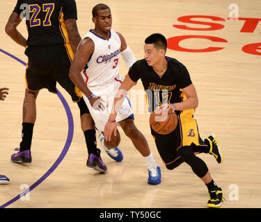 Los Angeles Lakers guard Jeremy Lin Los Angeles Clippers en dribblant guard Chris Paul au cours de premier trimestre l'action au Staples Center de Los Angeles, Californie le vendredi 31 octobre, 2014. Les Clippers défait les Lakers 118-111. UPI/Jon SooHoo Banque D'Images