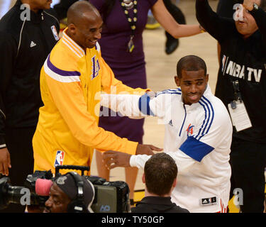 Los Angeles Lakers Kobe Bryant garde (L) rires il jusqu'à Los Angeles Clippers Chris Paul avant l'action de jeu au Staples Center de Los Angeles, Californie le vendredi 31 octobre, 2014. Les Clippers défait les Lakers 118-111. UPI/Jon SooHoo Banque D'Images