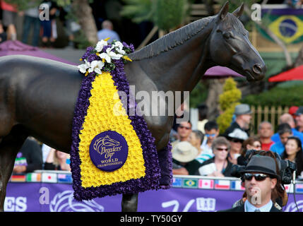 Une statue de Seabiscuit pur-sang légendaire se trouve dans le paddock à la Breeders Cup 2014 Championnats du monde à Santa Anita Park à Arcadia, Californie le 1 novembre 2014. UPI/Jonathan Alcorn Banque D'Images