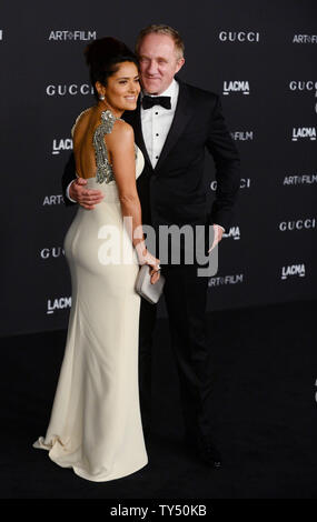 L'actrice Salma Hayek et son mari, PDG de Kering Francois-Henri Pinault assister à la quatrième édition annuelle de l'Art LACMA  + Film gala Barbara Kruger et Quentin Tarantino à Los Angeles le 1 novembre 2014. UPI/Jim Ruymen Banque D'Images