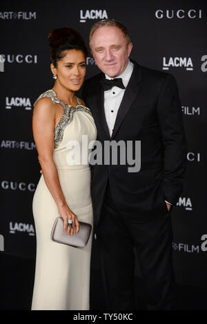 L'actrice Salma Hayek et son mari, PDG de Kering Francois-Henri Pinault assister à la quatrième édition annuelle de l'Art LACMA  + Film gala Barbara Kruger et Quentin Tarantino à Los Angeles le 1 novembre 2014. UPI/Jim Ruymen Banque D'Images