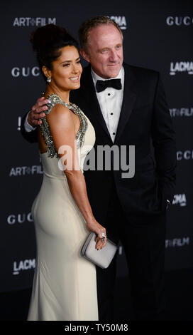 L'actrice Salma Hayek et son mari, PDG de Kering Francois-Henri Pinault assister à la quatrième édition annuelle de l'Art LACMA  + Film gala Barbara Kruger et Quentin Tarantino à Los Angeles le 1 novembre 2014. UPI/Jim Ruymen Banque D'Images