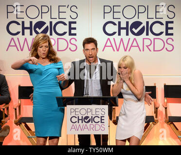 Acteurs Allison Janney, Dylan McDermott et Anna Faris (L-R) annoncer les nominations pour le People's Choice Awards 2015 au Paley Center for Media à Beverly Hills, Californie le 4 novembre 2014. Janney et Faris, stars de la sitcom 'Mom', sont à co-organiser le spectacle. Les gagnants seront révélés sur un live CBS diffusé le 7 janvier 2015. UPI/Jim Ruymen Banque D'Images