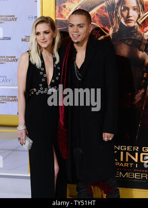 L'actrice Ashley Simpson et son mari, l'acteur Evan Ross assister à la première mondiale de la motion de science-fiction "l'aventure des Jeux de la faim : Clarak - Partie I' au Nokia Theatre de Los Angeles le 17 novembre 2014. Scénario : Avec les Jeux aujourd'hui détruits et en morceaux, Katniss Everdeen (Jennifer Lawrence), le long avec Gale, Finnick et Beetee, maintenant se retrouver dans la pensée de manière 'destroyed' District 13. Sous la direction du commandant Coin et l'avis de ses amis, Katniss devient le 'Mockingjay' et le symbole de rébellion pour le peuple. UPI/Jim Ruymen Banque D'Images