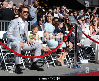 McConaughey acteur siège avec son épouse, l'actrice Camila Alves et leurs enfants, Vida Alves McConaughey, Livingston Alves McConaughey et Levi Alves McConaughey (L-R) au cours d'une cérémonie de dévoilement d'honorer avec le 2,534ème étoile sur le Hollywood Walk of Fame à Los Angeles le 17 novembre 2014. À la recherche sur à droite sont ses co-stars dans 'Anne Hathaway' interstellaire et Jessica Chastain. UPI/Jim Ruymen Banque D'Images