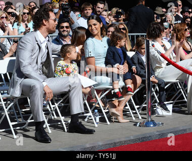 McConaughey acteur siège avec son épouse, l'actrice Camila Alves et leurs enfants, Vida Alves McConaughey, Livingston Alves McConaughey et Levi Alves McConaughey (L-R) au cours d'une cérémonie de dévoilement d'honorer avec le 2,534ème étoile sur le Hollywood Walk of Fame à Los Angeles le 17 novembre 2014. À la recherche sur à droite sont ses co-stars dans 'Anne Hathaway' interstellaire et Jessica Chastain. UPI/Jim Ruymen Banque D'Images