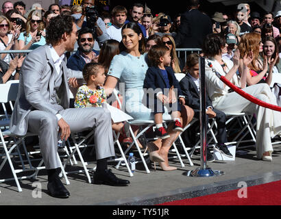 McConaughey acteur siège avec son épouse, l'actrice Camila Alves et leurs enfants, Vida Alves McConaughey, Livingston Alves McConaughey et Levi Alves McConaughey (L-R) au cours d'une cérémonie de dévoilement d'honorer avec le 2,534ème étoile sur le Hollywood Walk of Fame à Los Angeles le 17 novembre 2014. À la recherche sur à droite sont ses co-stars dans 'Anne Hathaway' interstellaire et Jessica Chastain. UPI/Jim Ruymen Banque D'Images