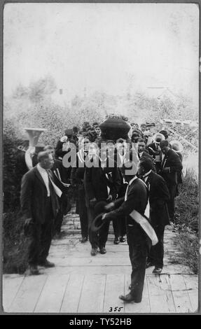 Cortège funéraire pour William Duncan. Trottoir en face de l'Église, sur la gauche : Brendible. Centre : Harry Lang, Jenkins, Van plus intelligent, John Hudson, Thomas Hanbury. À droite : la moitié de Marsden. Banque D'Images