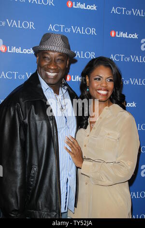 HOLLYWOOD, CA - 13 février : Michael Clarke Duncan, Omarosa Manigault-Stallworth assiste à la première mondiale de la relativité du média "acte de bravoure" à l'ArcLight Cinemas le 13 février 2012 à Hollywood, Californie. People : Michael Clarke Duncan, Omarosa Manigault-Stallworth Credit : tempêtes Media Group/Alamy Live News Banque D'Images