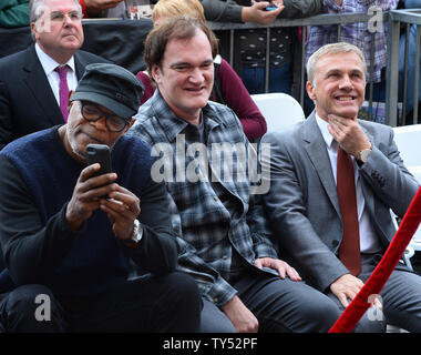 L'acteur Christoph Waltz (R) se trouve avec l'acteur Samuel L. Jackson (L) et Directeur Quentin Tarantino lors d'une cérémonie de dévoilement honorant Valse avec la 2,536ème étoile sur le Hollywood Walk of Fame à Los Angeles le 1 décembre 2014. UPI/Jim Ruymen Banque D'Images