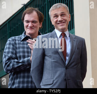 L'acteur Christoph Waltz (R) et Directeur Quentin Tarantino pour entendre les commentaires lors d'une cérémonie de dévoilement honorant Valse avec la 2,536ème étoile sur le Hollywood Walk of Fame à Los Angeles le 1 décembre 2014. UPI/Jim Ruymen Banque D'Images